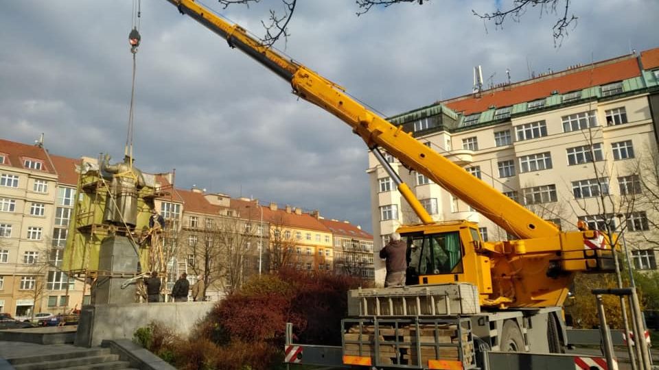 Praha 6 odstranila sochu Koněva. „Neměl roušku,“ komentoval to starosta